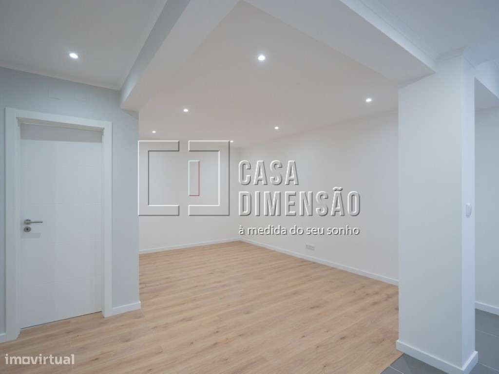 Apartamento de tipologia T2, em fase de Remodelação, no Cacém!!-3