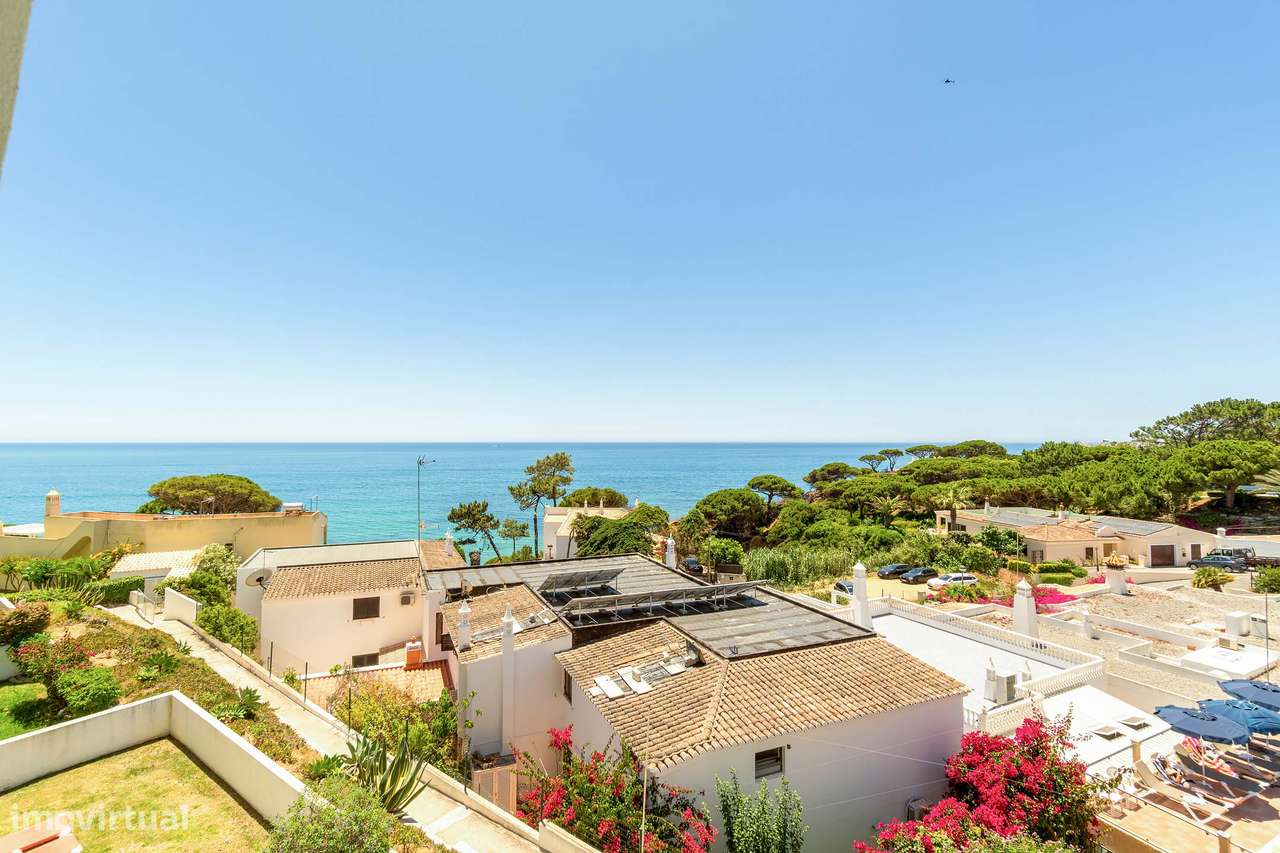Elevado Potencial: último piso com vista mar, a 200 m da praia-10