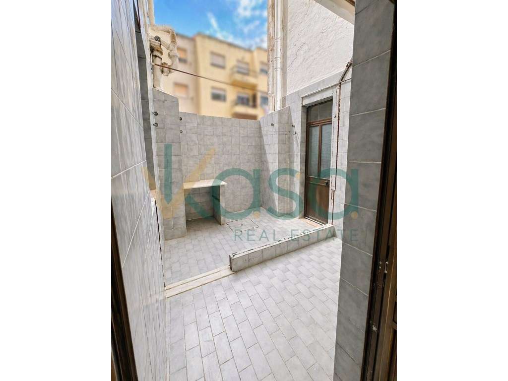 Excelente T2 oportunidade no coração do Barreiro ideal para investi...-10