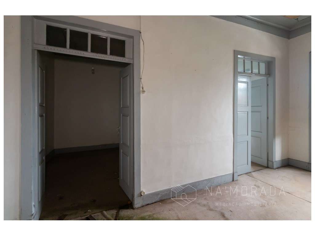 Propriedade para restauro em pleno centro de Santa Maria da Feira-13