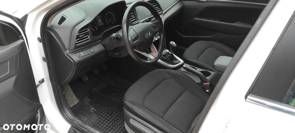 Hyundai Elantra 1.6 Comfort - 21