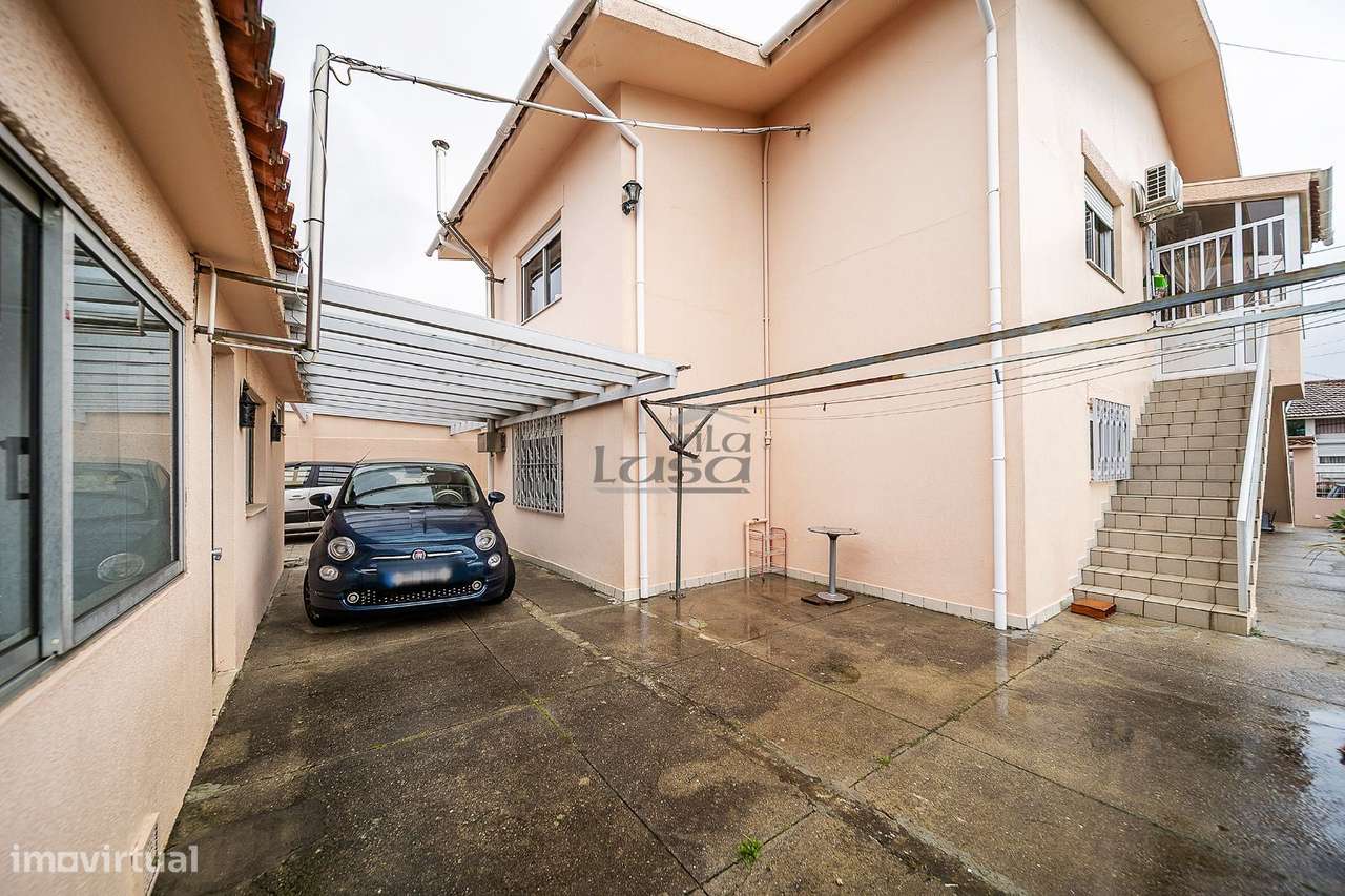 Moradia de 4 frentes inserida em amplo terreno de 693 m2 em Arcozelo - Grande imagem: 5/28