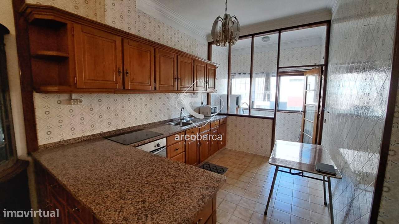 Apartamento com Terraço 40m2 de uso privado - T2+1-centro vila - Arcos-1