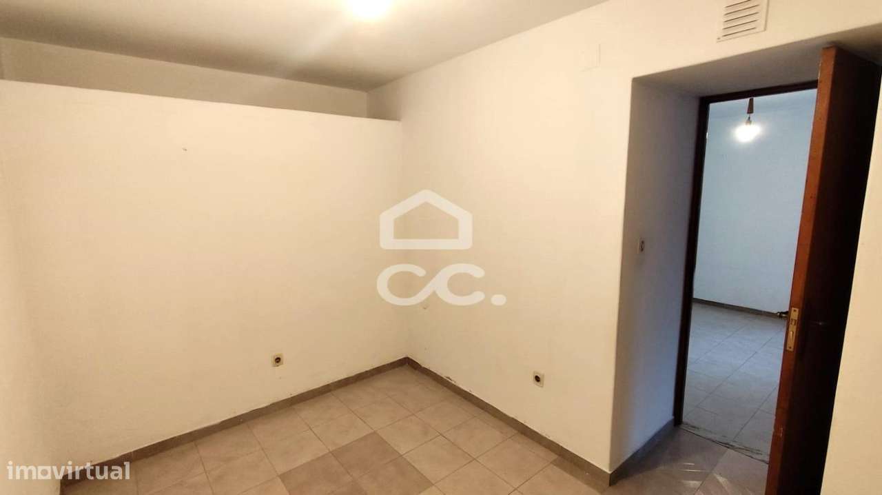 Moradia em Gaveto com Dupla Possibilidade: Habitação + Investimento em-19