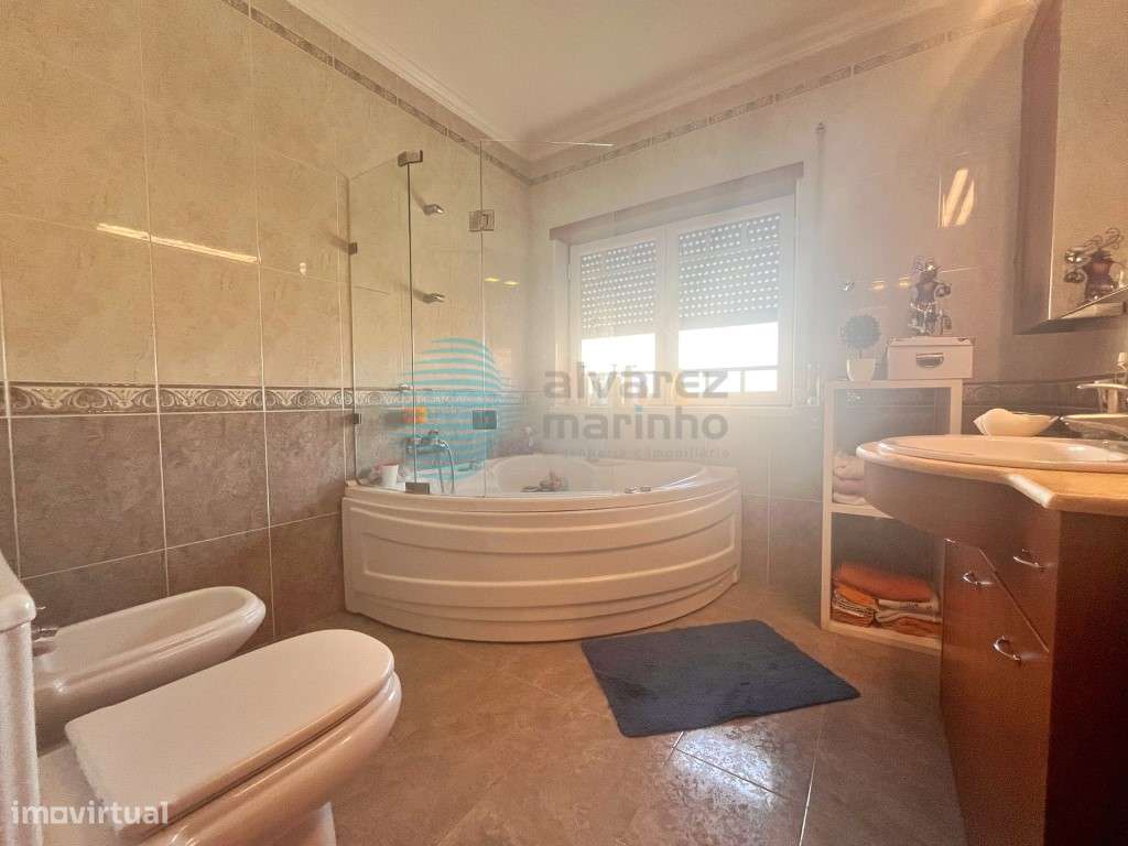 Moradia V3 situada no centro do Bombarral-19