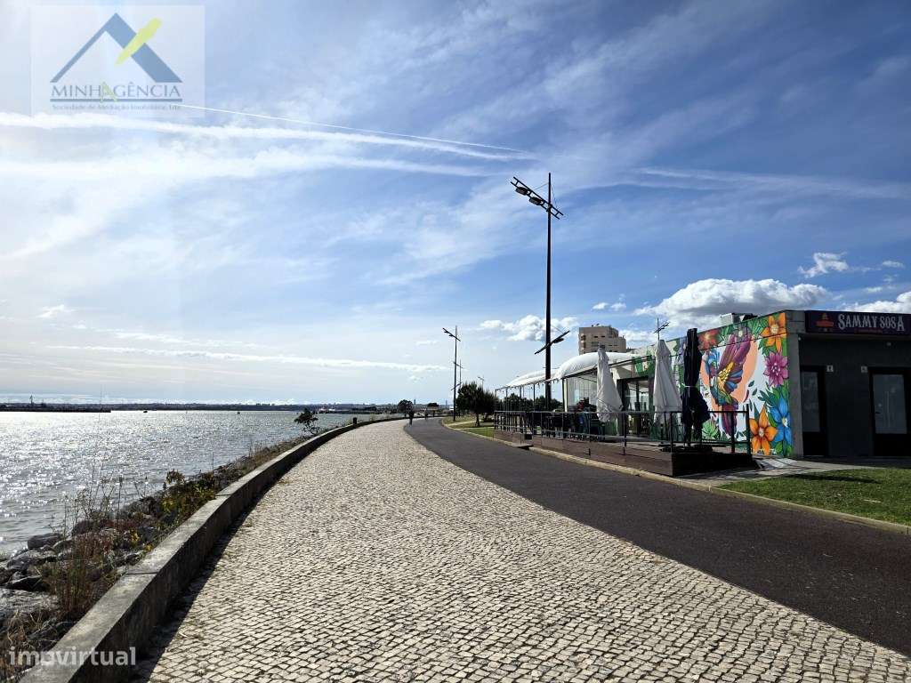 Prédio com dois andares na zona ribeirinha do Barreiro-12