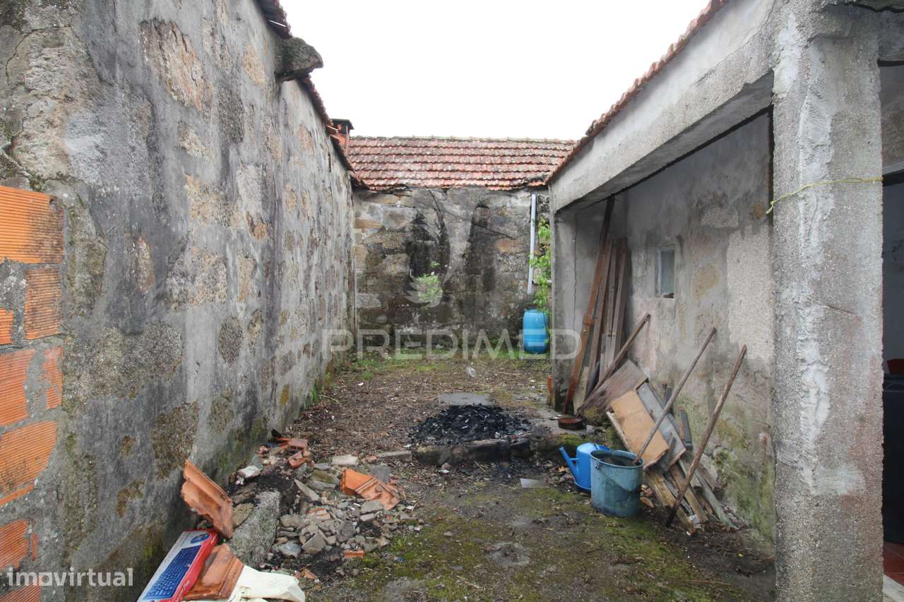 Moradia T3 para restauro com 2 pisos, 3 frentes em Valbom, Gondomar - Grande imagem: 3/34