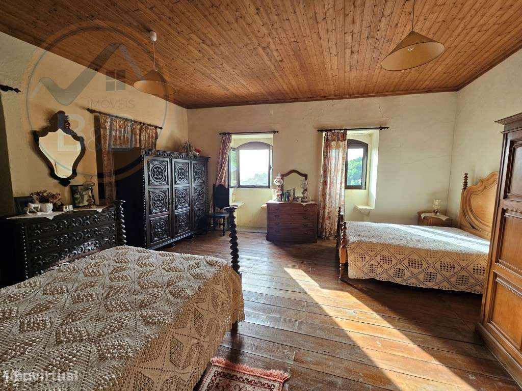 Moradia T4, em pedra, com terreno de 2.366 m² e Espigueiro datado d...-16