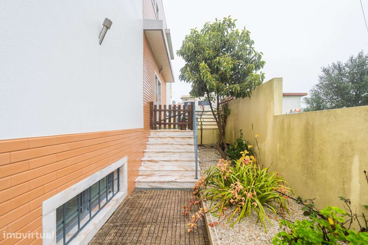 Moradia T-4+1 em Agualva Cacém-13