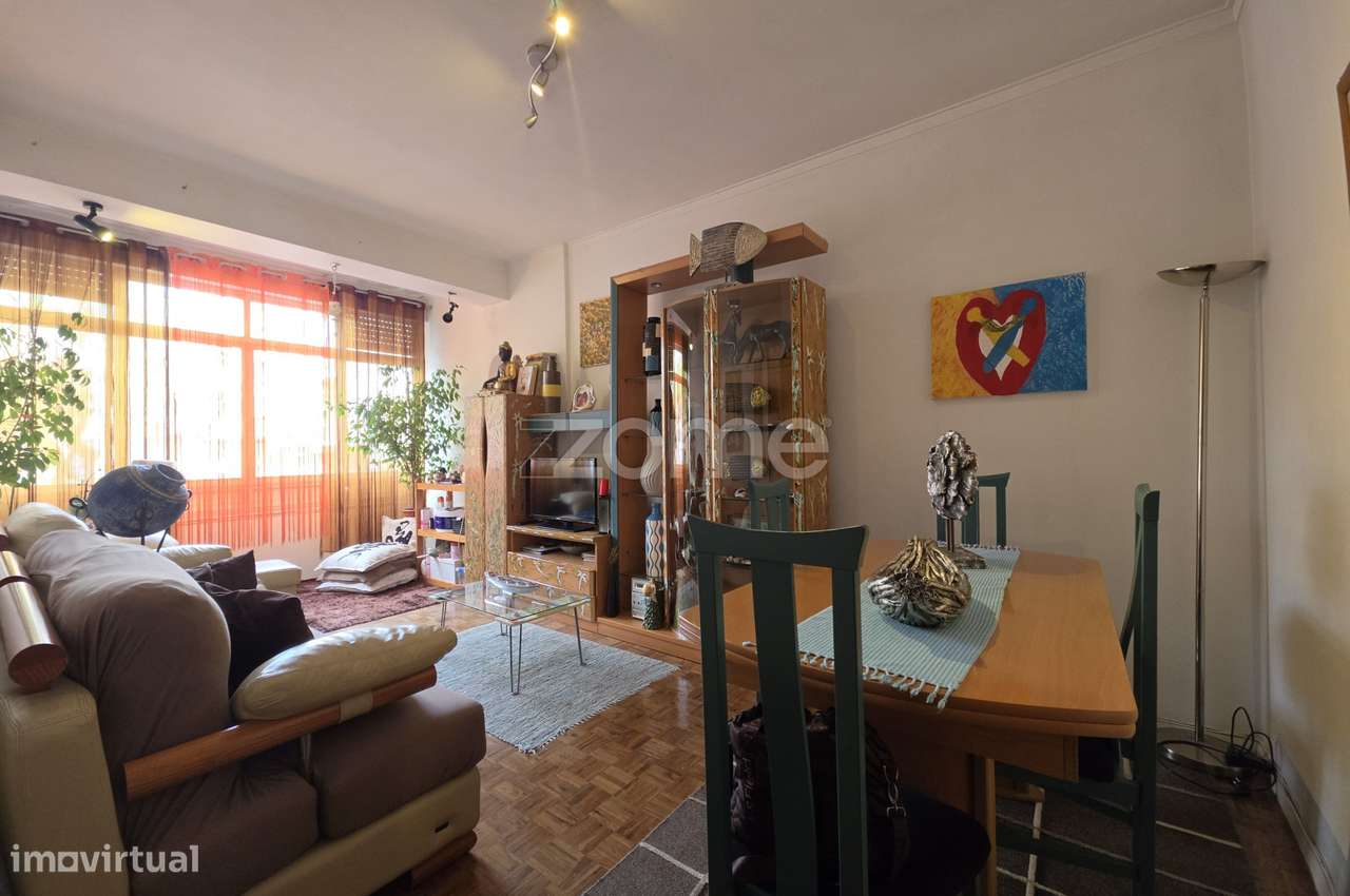 Excelente apartamento T2, situado num 1.º andar, na Buraca-5