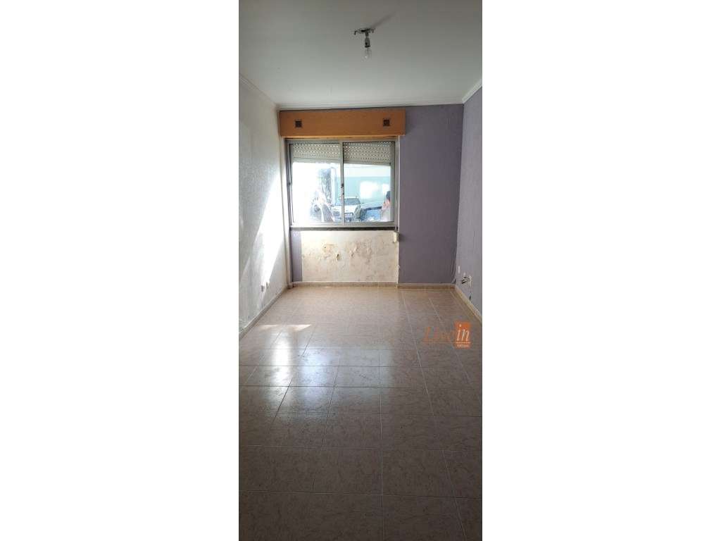 Apartamento T2 em Benfica com Remodelação em curso - Grande imagem: 4/13