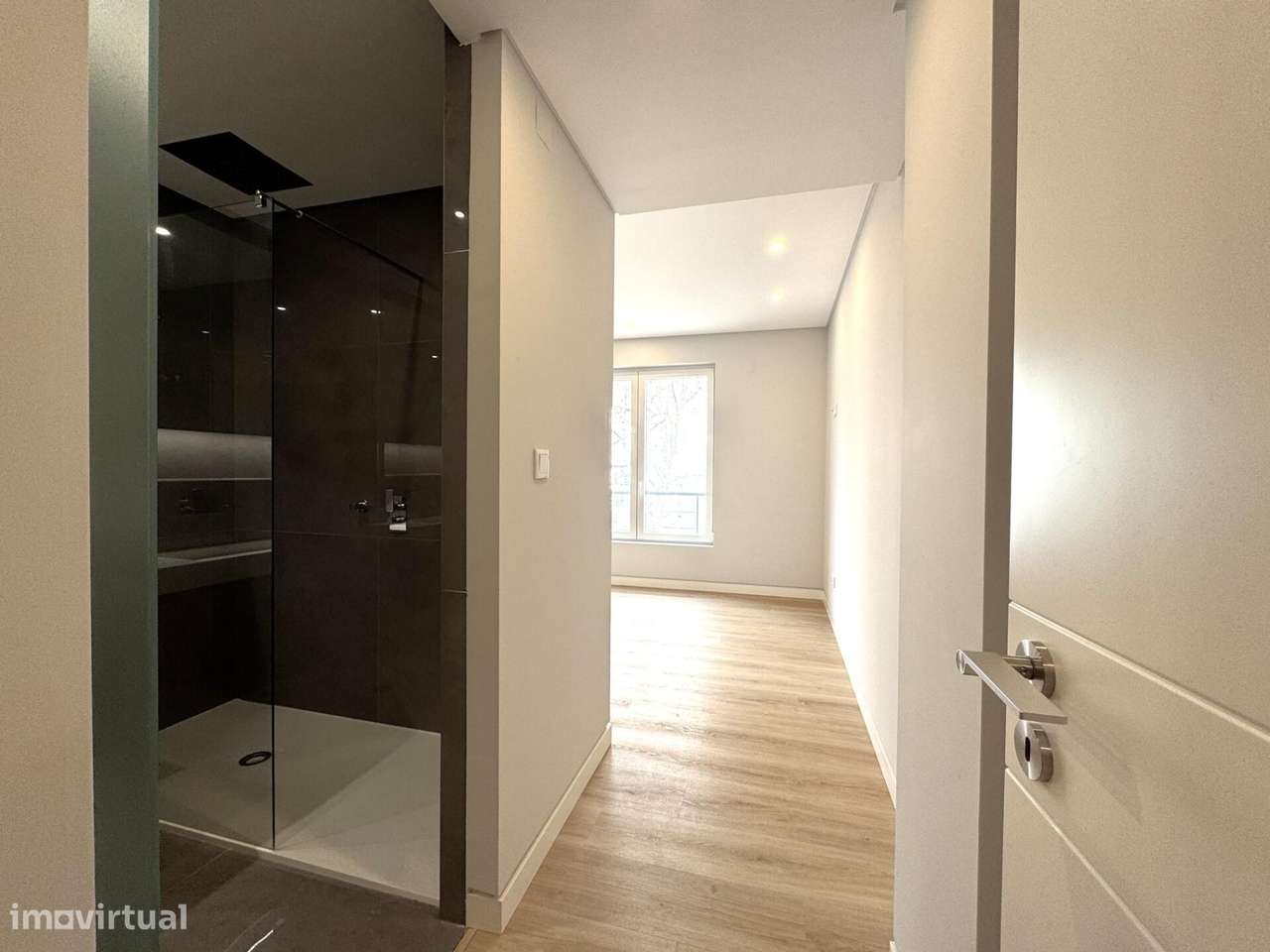 Apartamento T3 novo com estacionamento no centro de Carcavelos-24