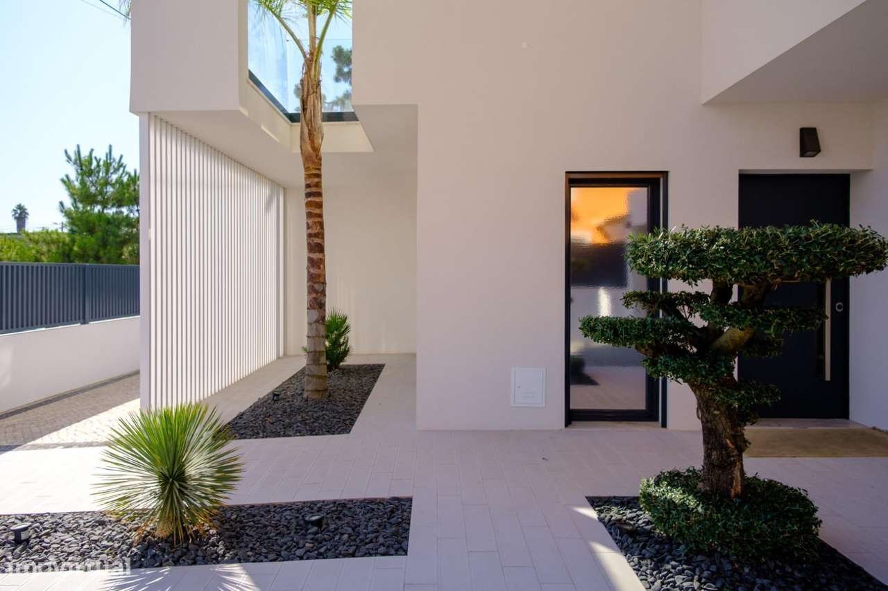 Moradia T4 com Piscina e Jardim na Aroeira, Almada-39