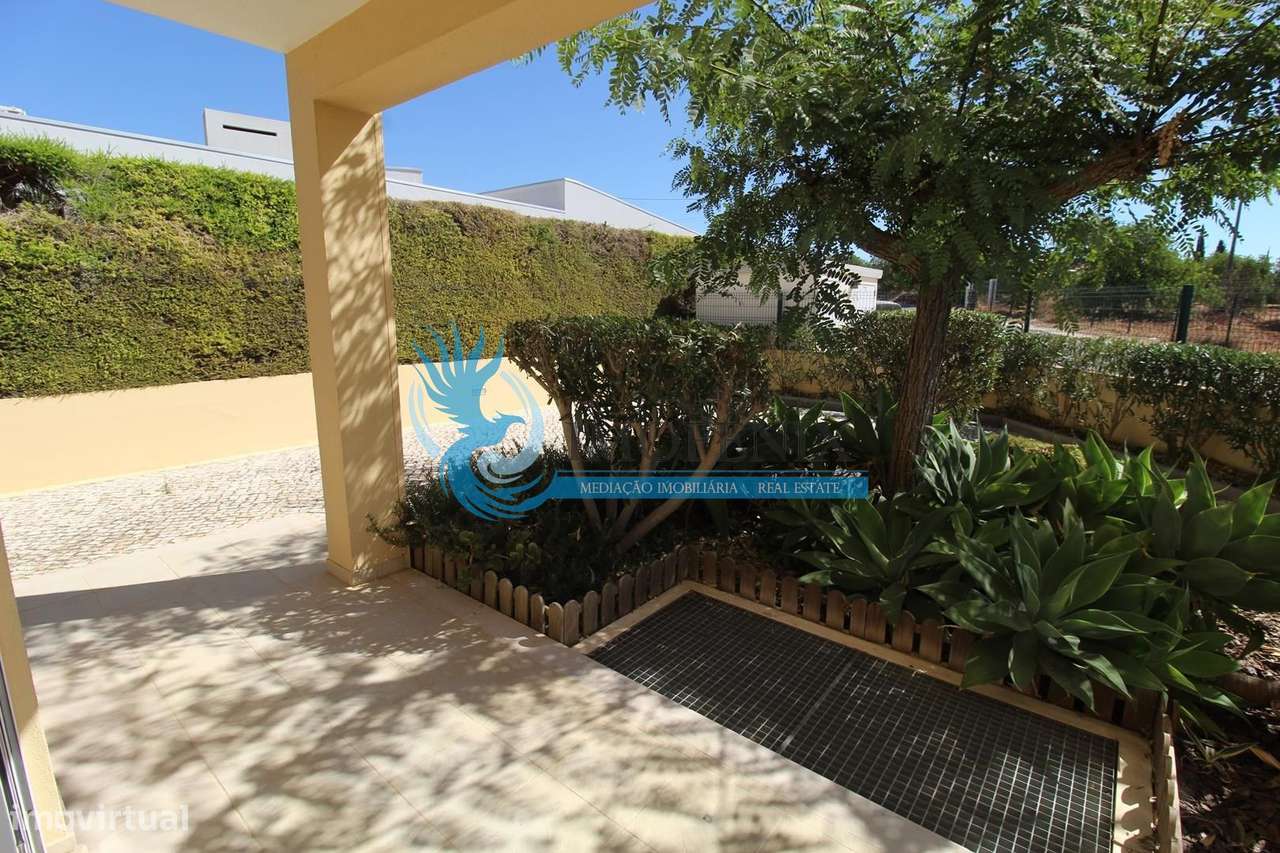 Moradia Geminada renovada T2+1 com piscina e garagem- Patroves- Albufe-11