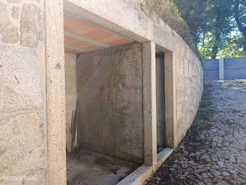 Moradia com terreno envolvente, espaços amplos e excelente potencial-40