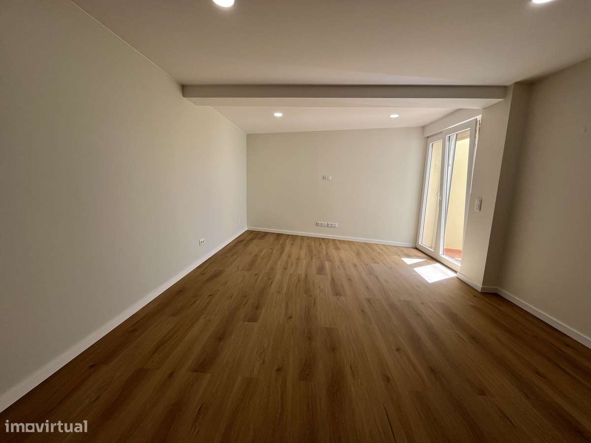Apartamento T2 totalmente renovado, vista mar-19