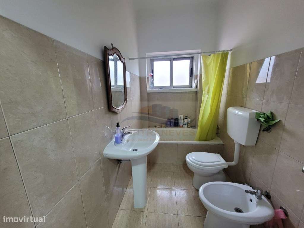 T2 pronto habitar, perto da estação de comboio com duas varandas em...-9