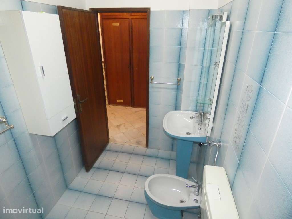 Apartamento T3 com boas áreas na Mina de Agua-Amadora-11