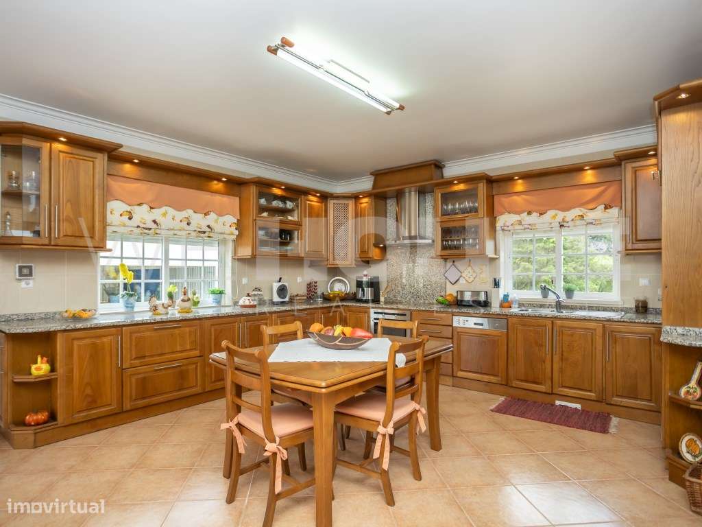 Moradia T4 com 280 m2, inserida em terreno com 2500 m2 em Palmela-8