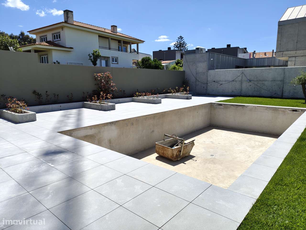 Moradia T4 com piscina e jardim em Canidelo-10