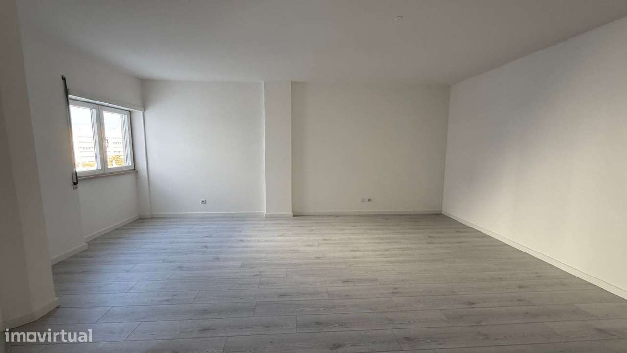 Apartamento T0 com parqueamento e vistas de mar-8