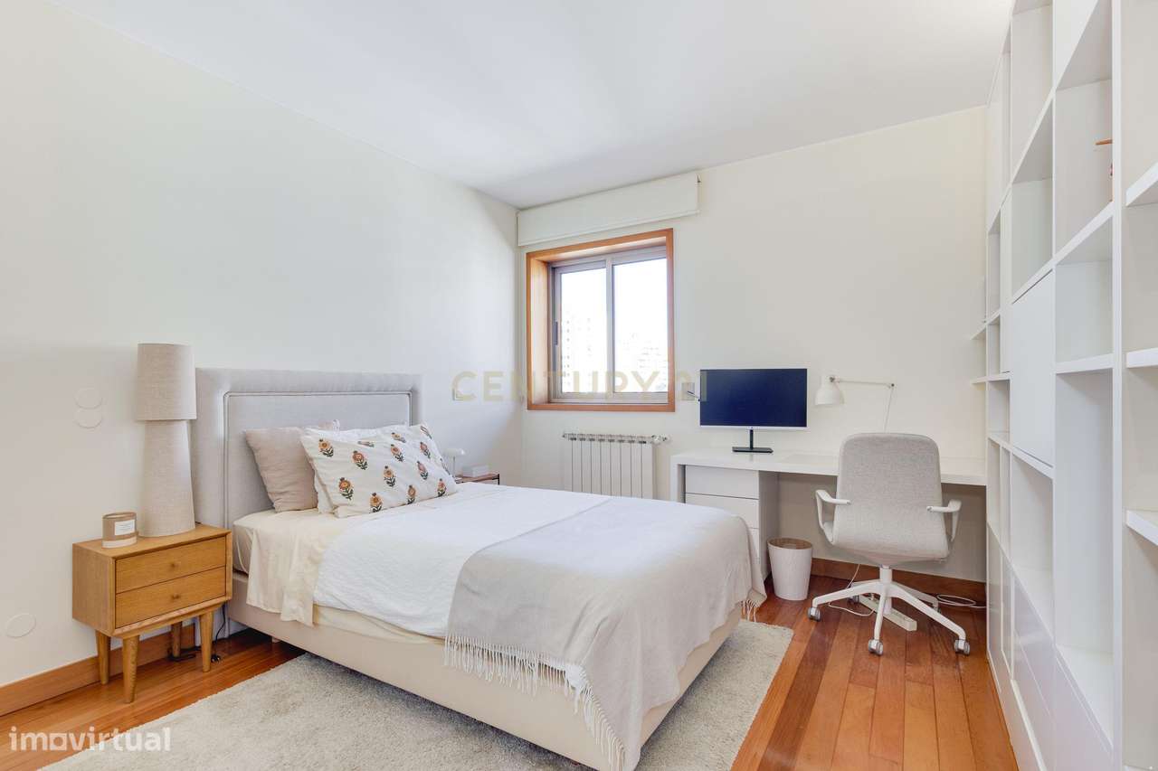 T4+1 na 1ª linha Condomínio fechado Parque das Conchas-40