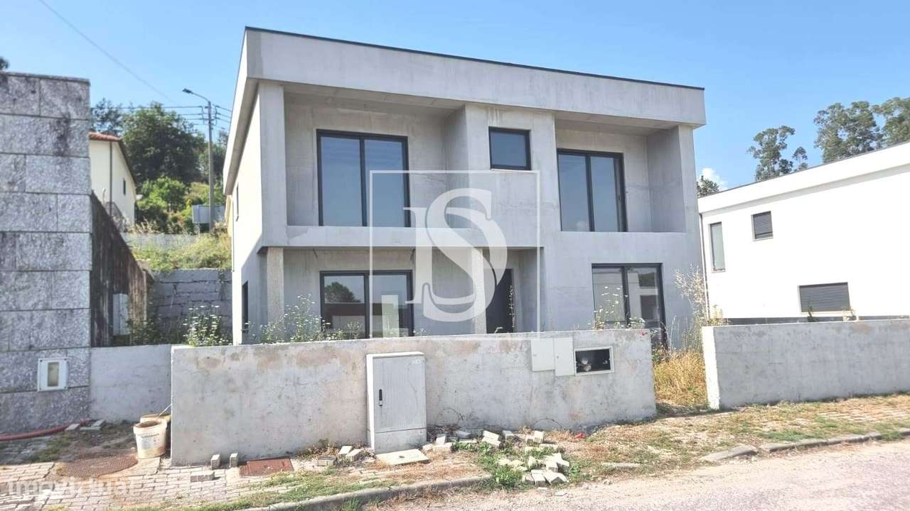 Moradia T3 independente, em construção, na Póvoa de Lanhoso-10