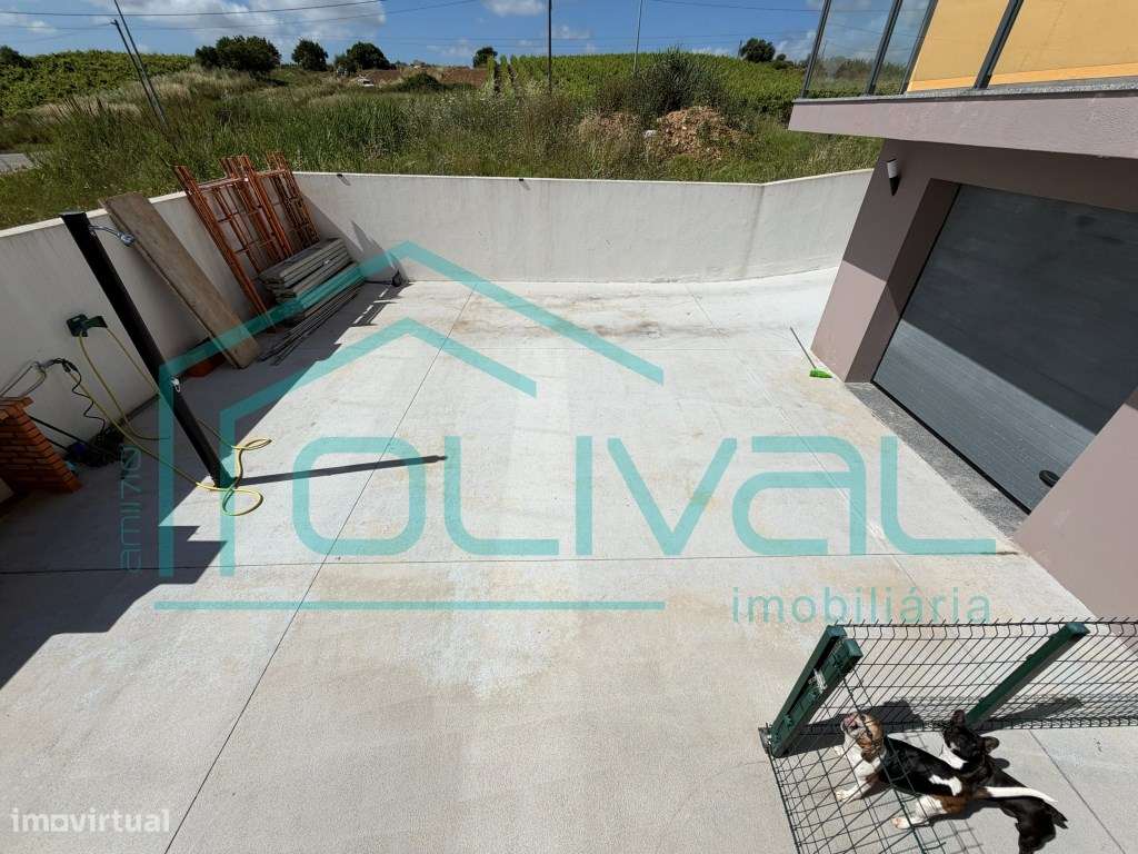 Moradia de Rês do Chão e primeiro andar com garagem na Cave e Logra...-45