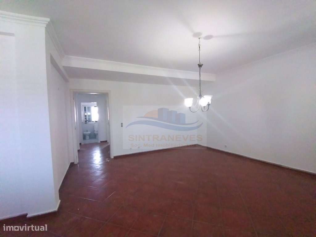 Lindo Apto T4 , totalmente remodelado num 1º andar, junto à Base Na...-23