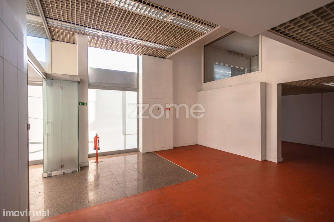 Loja com montra de 175m2 em Odivelas-5