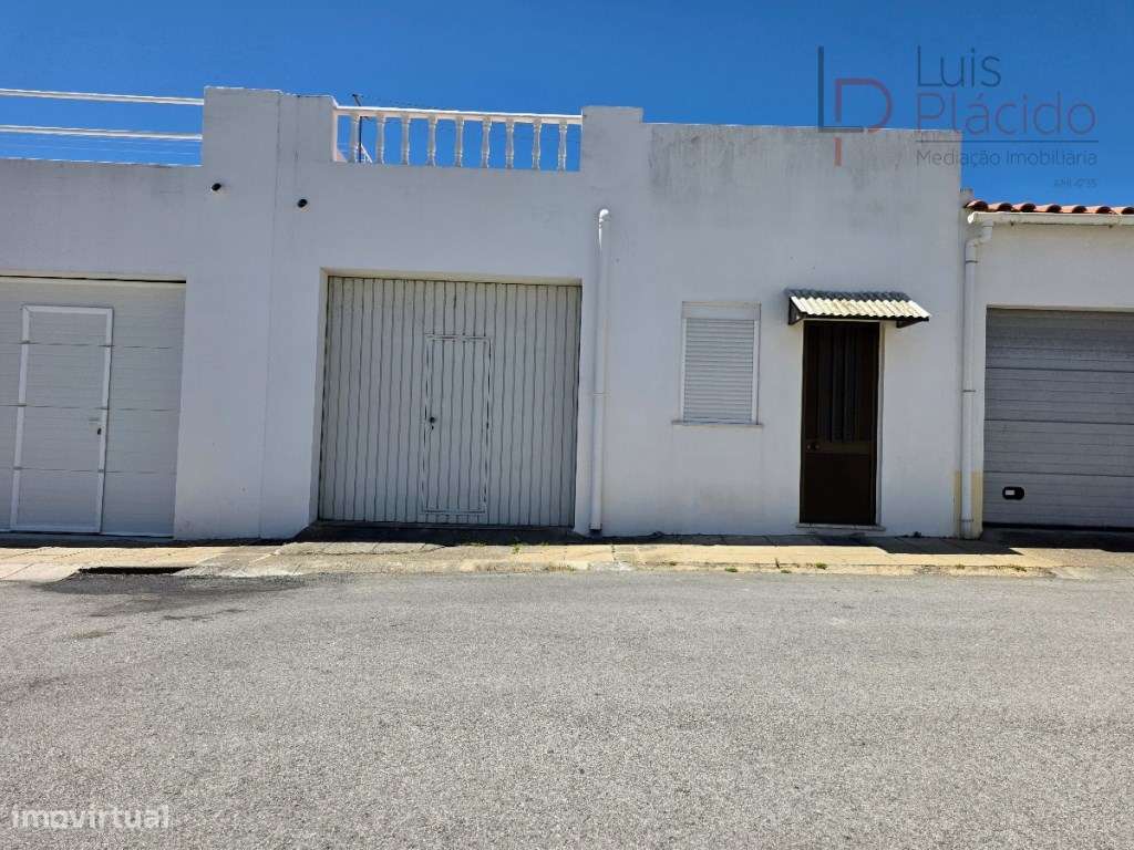 Moradia com 5 Quartos c/ Garagem + Anexo T1-37