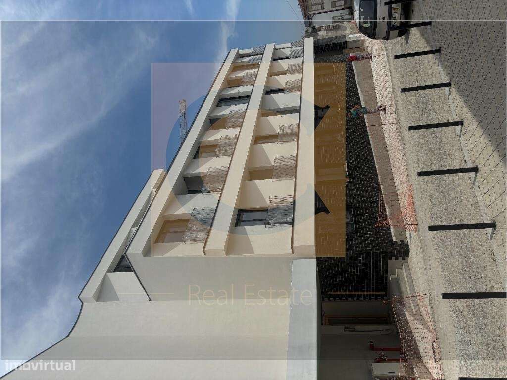 LOCALIZAÇÃO PRIVILEGIADA junto ao Hospital de São João - Escrituras a-2