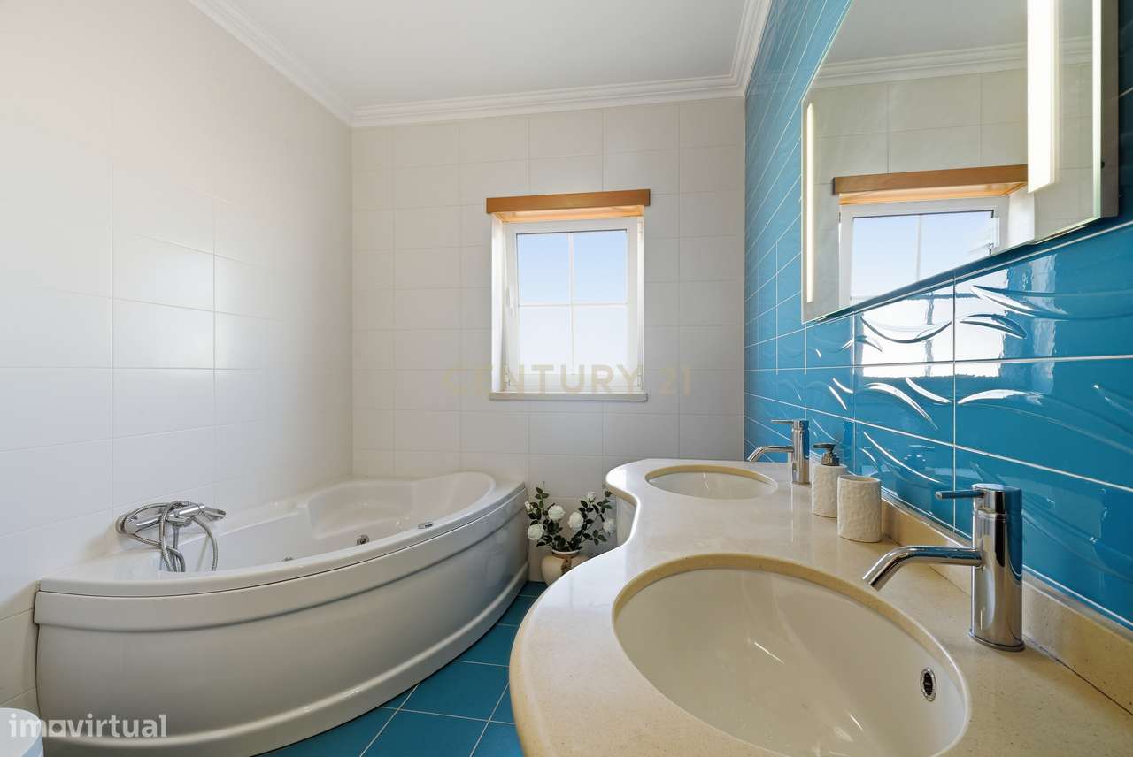 Moradia T5 com Garagem e Piscina em Miragaia, Lourinhã-19