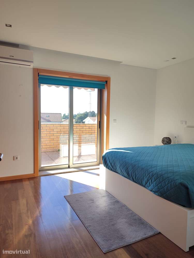 Moradia T4(2 suites) + escritório, cond.fechado à Estrada Nacional N.1-24