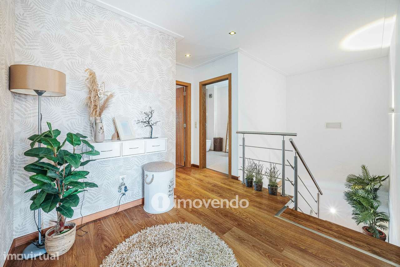 Apartamento T4 Duplex, com estacionamento e arrecadação, no Barreiro-43