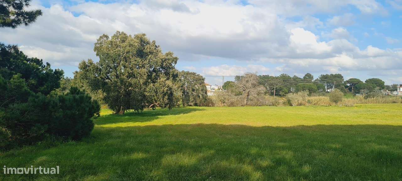 Terreno Amplo em Zona Tranquila com Potencial Agrícola Próximo das Pra-0