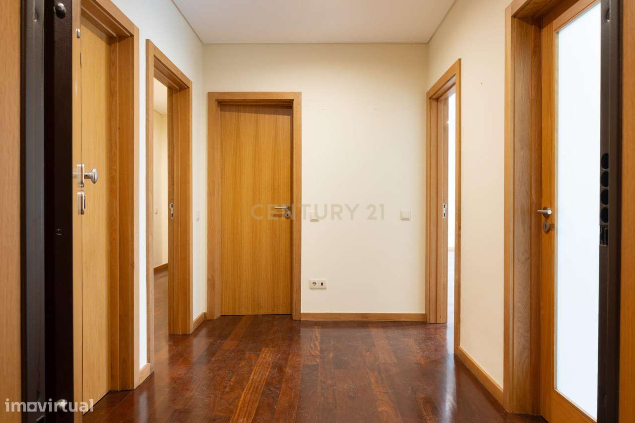 Apartamento T3 com varanda e estacionamento - Rua Duque de Terceira-24