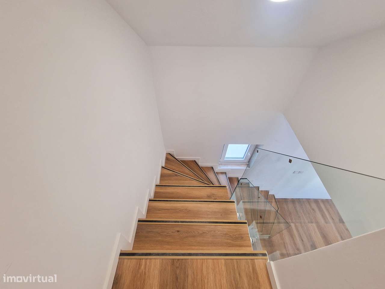 Moradia 4 ass. totalmente remodelada - possibilidade de quarto no r/c-15