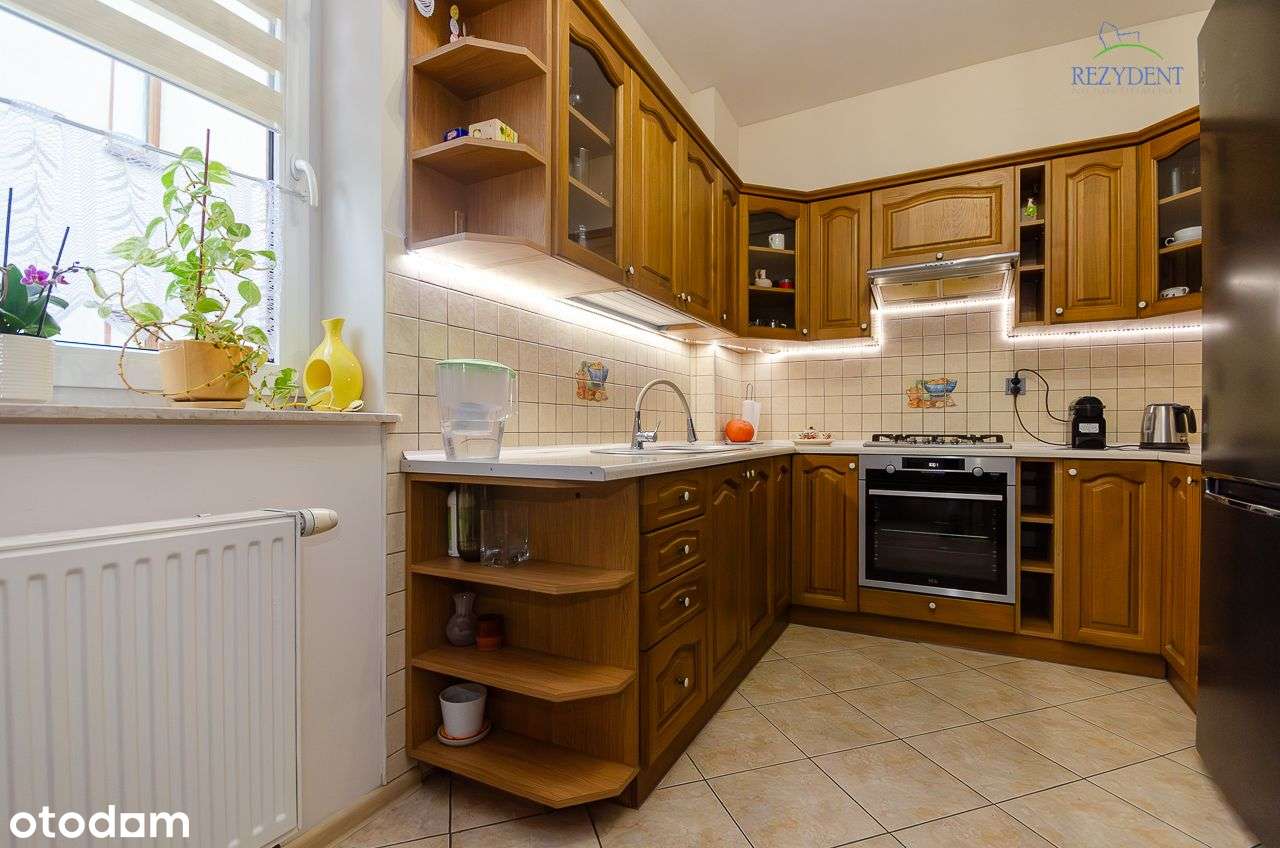 Przestronne M3 w nowoczesnym budynku z garażem-0