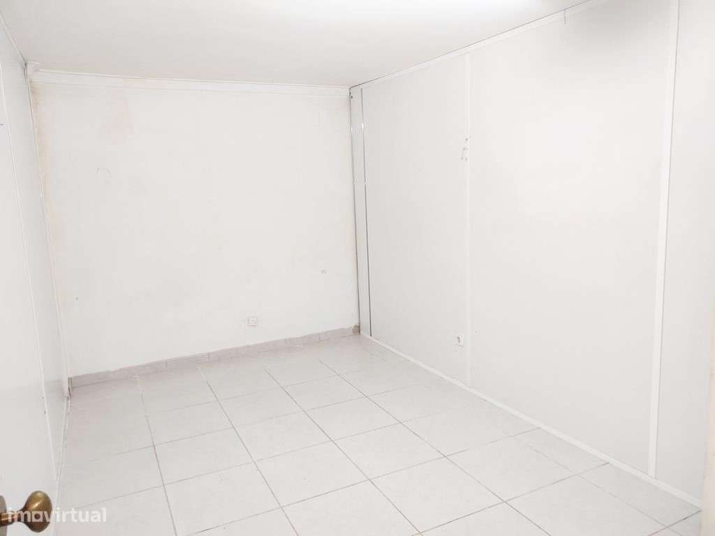 Espaço versátil com 125 m²: ideal para habitação ou serviços-10