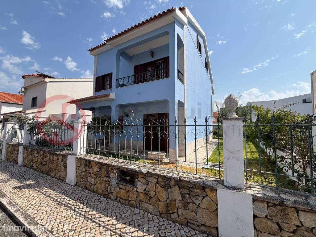 Moradia Isolada T5 numa zona sossegada e central em Alenquer - Grande imagem: 2/27