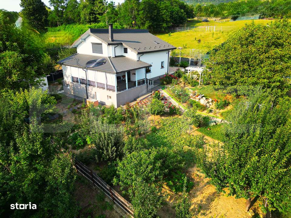 Casa 5 camere in Barnova, 150 mp utili si 1000 mp teren - Imagine principală: 2/19