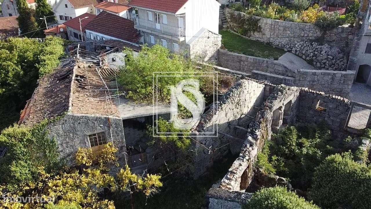 Moradia T5 para Restaurar, com terreno, em Ruivães, Vieira do Minho-4