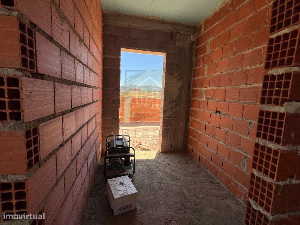 Moradia isolada em construção v3-15