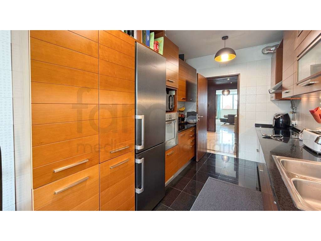 Apartamento T4 em Miraflores-33