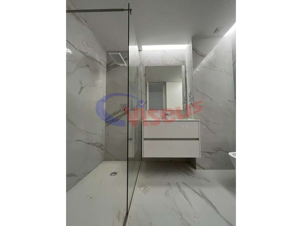 Apartamento T3 Penthouse Novo com Terraço e Varanda Coimbrões-8