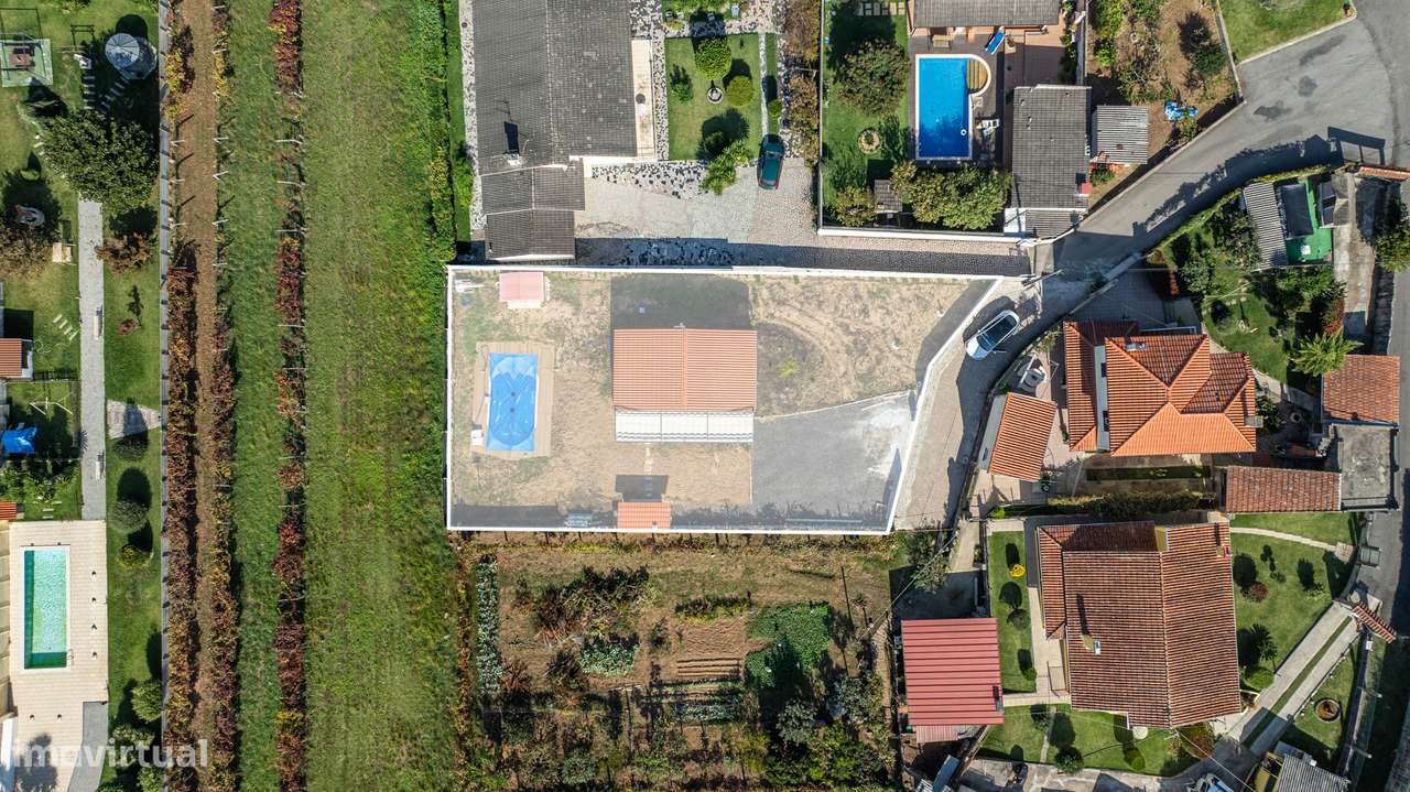 Moradia individual T2 térrea com piscina-33