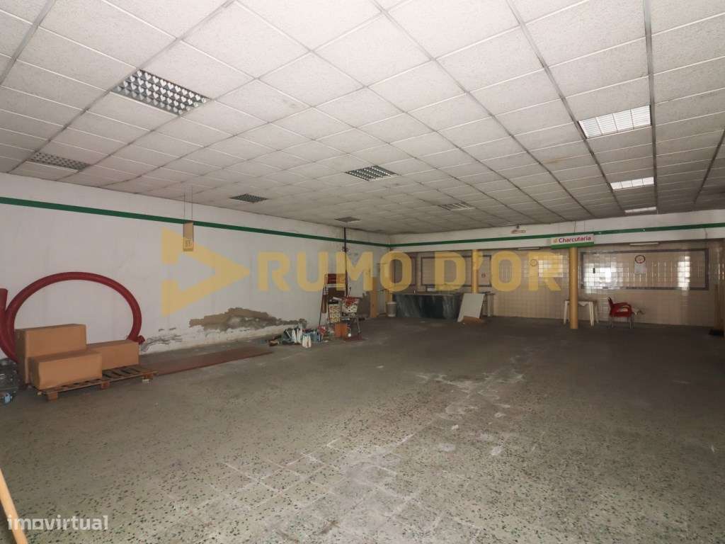 Armazém de Santa Catarina com 2 Apartamentos T3 + 450m2 terreno urbano - Grande imagem: 5/25