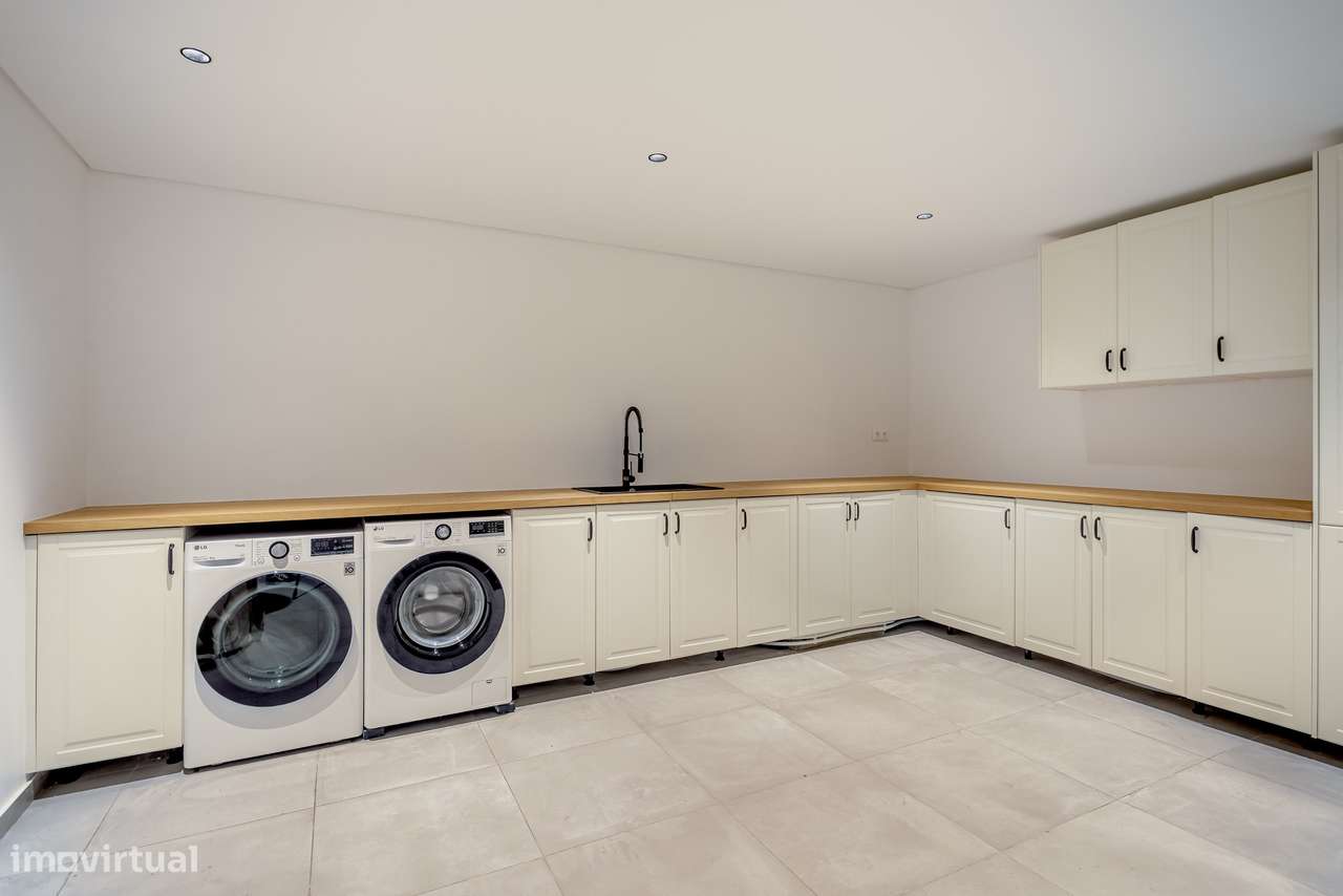 Moradia T4 contemporânea com jardim e piscina no bairro da Martinha, E-24