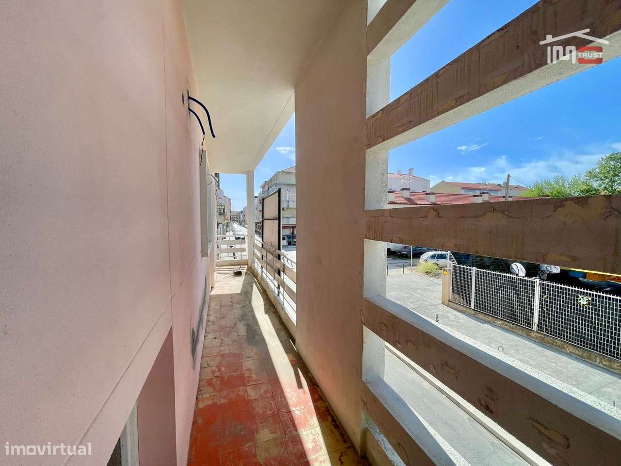 T3 Totalmente Remodelado com Suite e Varanda no Alto do Seixalinho-12